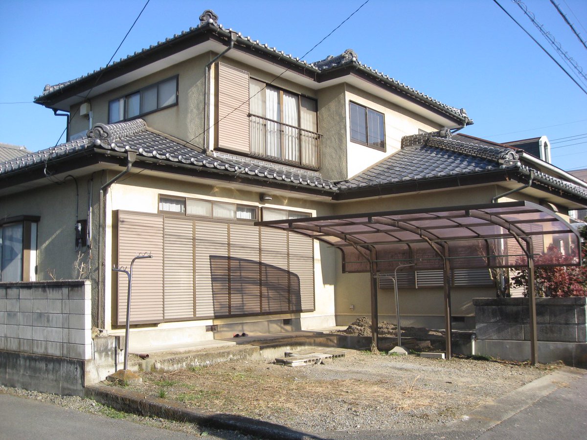 UnGaijinAuJapon's tweet photo. 🇯🇵 Quand tu regardes pour une maison à louer et que t’en trouves une de 1989 (5 DK = 5 pièces + Dinning Kitchen) de 143 mètres carrés pour ¥80.000 (580€) par mois, à une heure de Tokyo (en train).

C’est comme si t’habitais Amiens par rapport à Paris. https://t.co/6KeoXOq0ip