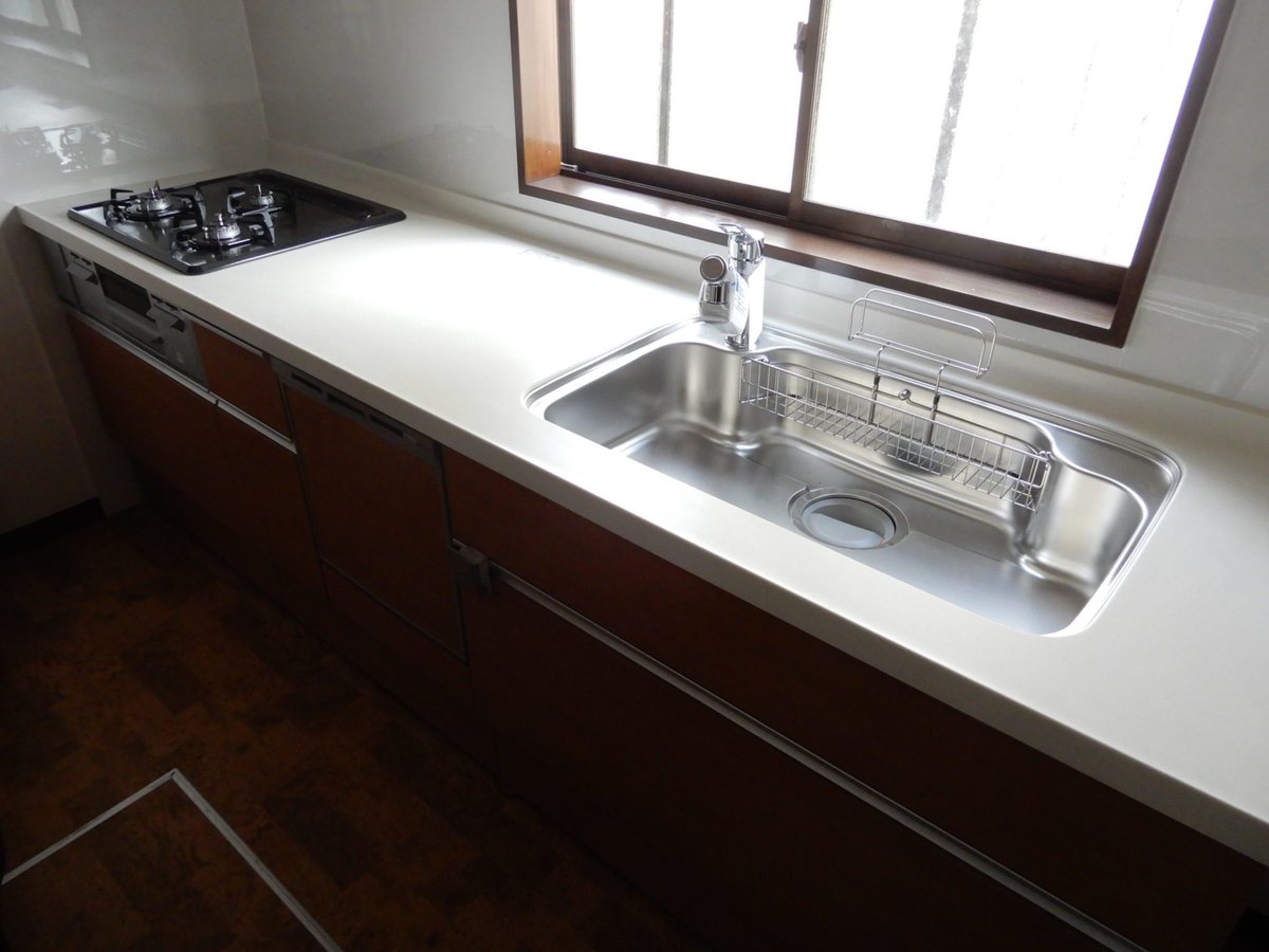 UnGaijinAuJapon's tweet photo. 🇯🇵 Quand tu regardes pour une maison à louer et que t’en trouves une de 1989 (5 DK = 5 pièces + Dinning Kitchen) de 143 mètres carrés pour ¥80.000 (580€) par mois, à une heure de Tokyo (en train).

C’est comme si t’habitais Amiens par rapport à Paris. https://t.co/6KeoXOq0ip