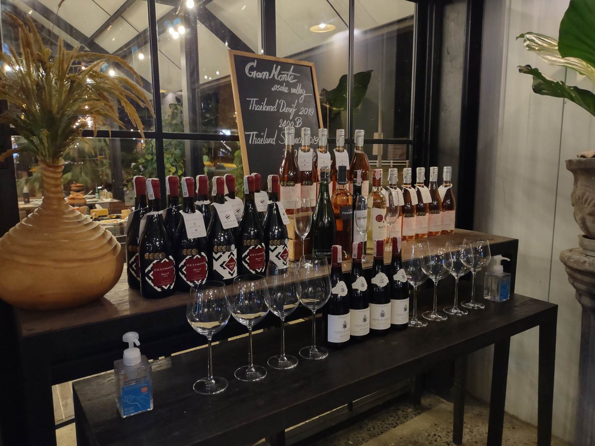 WineTastic_TH's tweet photo. 🍷Chao Barn(ชาวบ้าน)⛰️ ร้านอาหารไทยฟิวชั่นที่เขาใหญ่ นั่งดื่มชิวๆรับลมเย็นๆยามค่ำคืน จัดเต็มทั้งไวน์นำเข้า ค็อกเทล เบียร์ และคราฟต์เบียร์ มาส่งท้ายบรรยากาศฤดูหนาวให้เพอร์เฟคกันได้ที่นี่เลย!!!
#KhaoYai #WineTastic @aroiipaiadk https://t.co/0Vc8tAMdTS