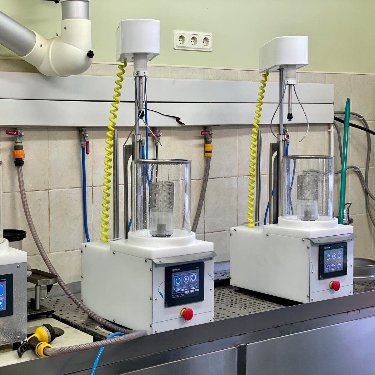 Emitech_IT's tweet image. 💥🧑‍🏭Excited about the development of our new model AC-500 Plus centrifuge for extraction of potato cyst nematodes from soil samples.

Two units was finished just before Christmas and already reached their customer.