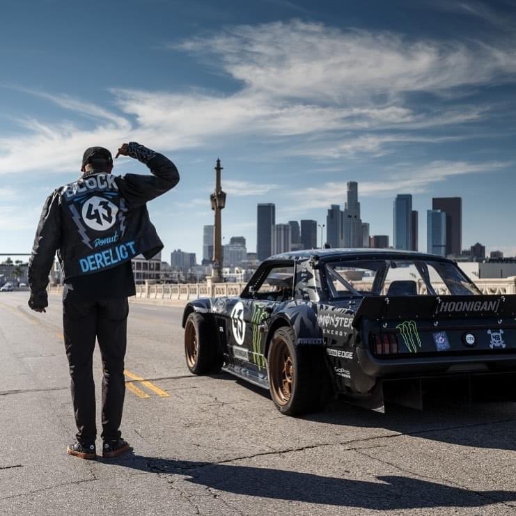 Faleceu hoje Ken Block, a lenda que desafiou as odds ao volante de um carro! ✨🙏