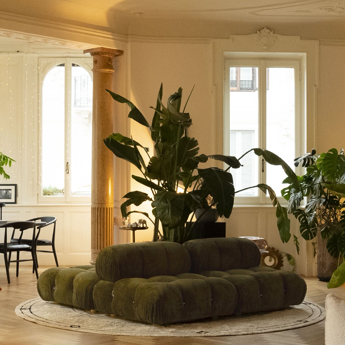 BeB_Italia's tweet photo. B&amp;B Italia did it again.
Furnishing Paolo Stella’s eclectic home with our most iconic designs in warm, welcoming shades of white and green.

#bebitalia #design #LeBambole #Camaleonda #SuonareStella #ChristmasSetting https://t.co/hCcOpEcMLs