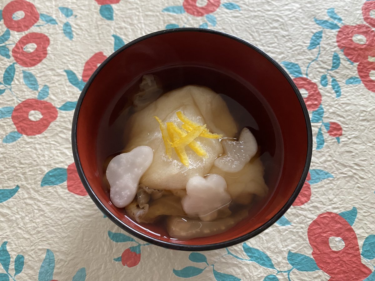 お雑煮
おぞうに

Zōni or o-zōni, is a Japanese soup containing mochi rice cakes

松竹梅
shōchikubai, a combination of pine, bamboo, and plum blossoms, is especially associated with the New Year in Japan.

#nihongo
#にほんご
#日本語勉強