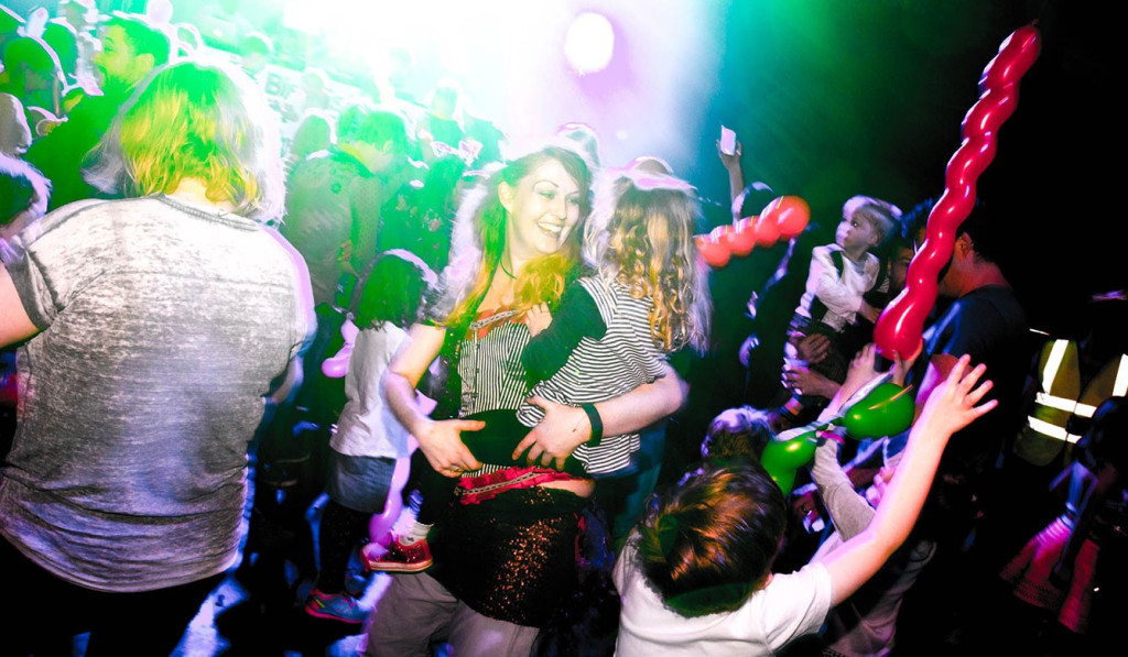 Sounds awesome! This afternoon family rave, complete with everything from playdoh tables and colouring murals to glitter cannons and bubbles is brought to you by <a href="/BFLFevents/">Big Fish Little Fish</a> at <a href="/TorquayMuseum/">Torquay Museum</a>. devonconnect.org/activity/big-f…