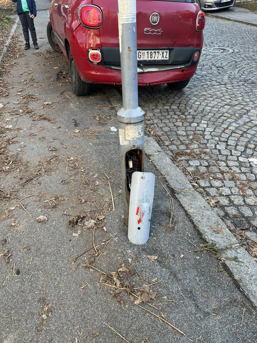 sasabgyug's tweet photo. #prijavi_problem Zarka Vukovica Pucara kod bomroja 15 https://t.co/2gZTtLh3sP