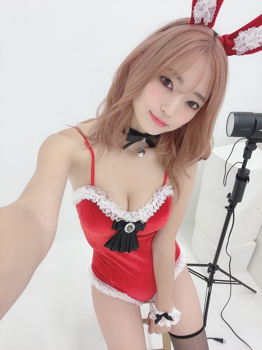 manae_miyakoshi's tweet photo. 写真集の予約期間は9日までだよ！
みんな予約した？👀
5冊、10冊購入特典の特別カバーはバニーちゃんだよ🐰💓

まだ予約してない方！急いでね🥺💕

https://t.co/xrfPNodr7V https://t.co/b0UHjQbn5z