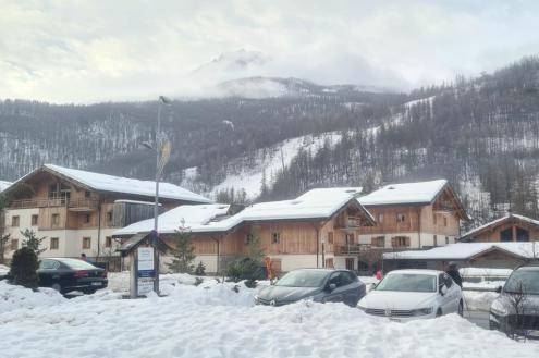 weathertoski's tweet photo. There is snow in the French Alps, even at low altitude, you just need to know where to look! https://t.co/PGoKdcOPwl https://t.co/MlEebs3fr7