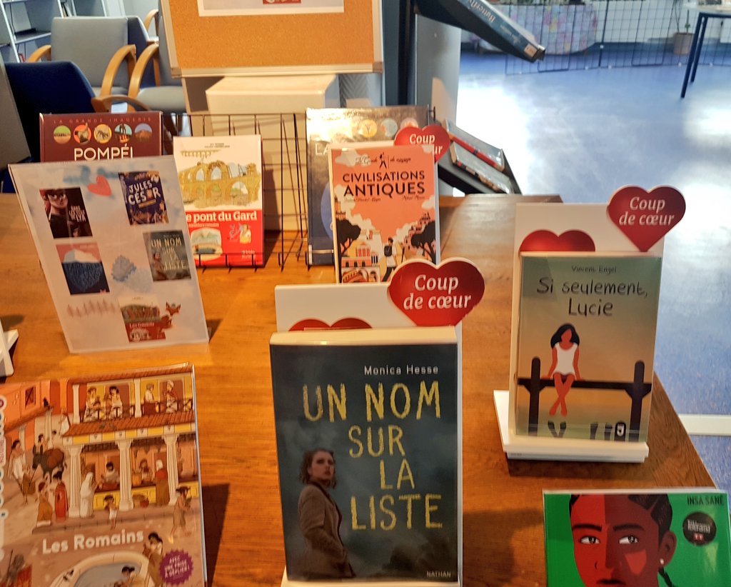 ernaux's tweet image. 📚La table des nouveautés du #CDI est prête . Éditorialisation 🌐#Esidoc  aussi . Meilleurs voeux à tous !! 🌟🌟