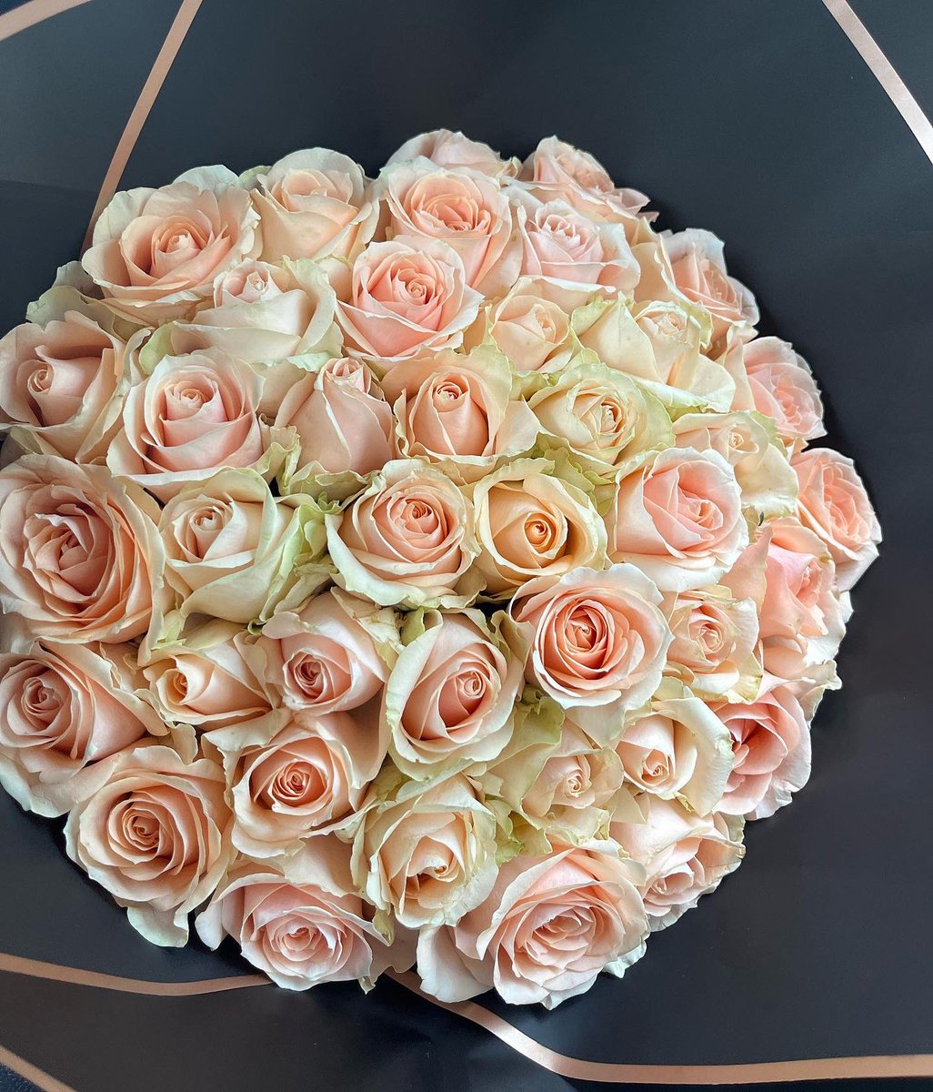 How pretty is our 40 stem rose bouquet 🤍 WhatsApp: 081 799 7258 📍Johannesburg #floristjoburg