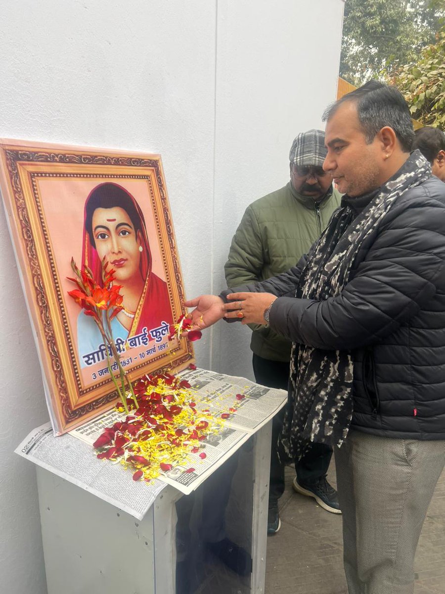 MUKESHSURYAN's tweet photo. आज सावित्री बाई फुले जी की जन्म जयंती पर उनके चित्र पर पुष्पांजलि अर्पित कर सादर नमन किया।
#SavitribaiPhule
#मुकेशसुर्यान #पूर्वमहापौर #Narendramodi #bjp4delhi #BJP4IND #PMO_INDIA #BJP #aaamediagroup #DrHarshVardhan #BaijayantJayPanda #AdeshGupta #Siddharthan #parveshsahibsingh https://t.co/kLSKxciTaM