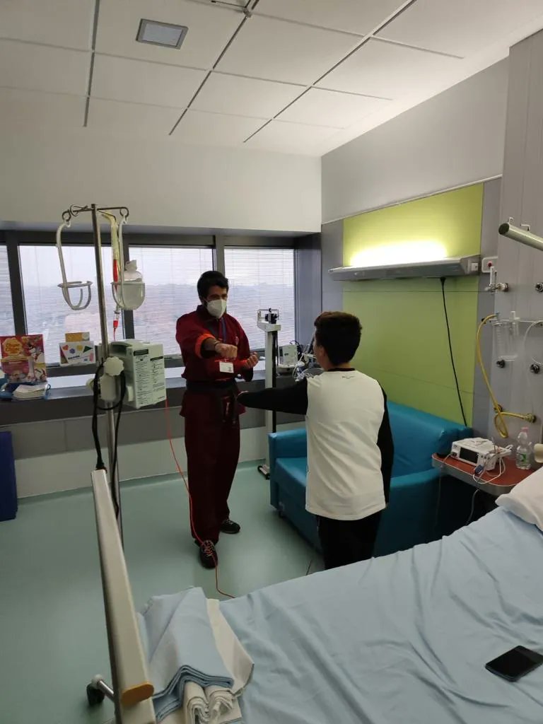 Il nostro MAT Matteo Besio in azione all’ospedale Giovanni Paolo XXIII di Bergamo.

#kkcitalia
#kidskickingcancer
#martialarts
#powerpeaceporpose
#motivation