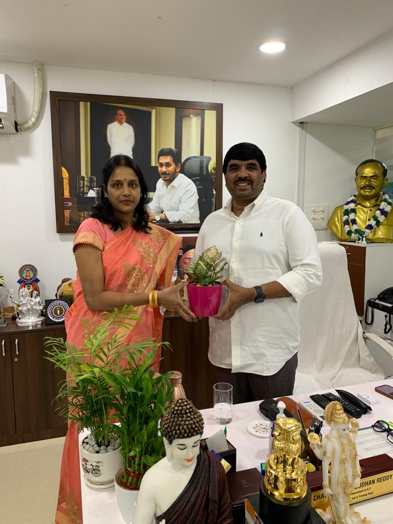 AP_Skill's tweet photo. ఆంధ్రప్రదేశ్ ప్రభుత్వ సలహాదారులు శ్రీ @challaysrcp గారికి నూతన సంవత్సర శుభాకాంక్షలు తెలియజేసిన @AP_Skill ఫైనాన్స్ ఆఫీసర్ & #OMCAP జనరల్ మేనేజర్ శ్రీమతి BR క్రాంతికుమారి గారు. https://t.co/uomKIzbq47