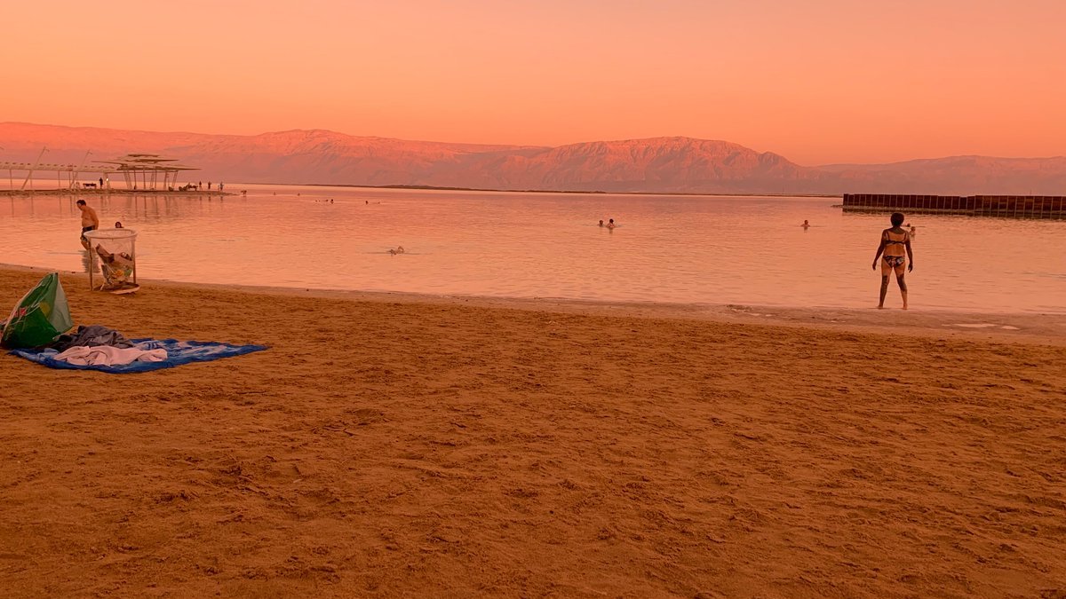 Autumn at the #RedSea in Ein Bokek was super.
Fantastic colors as the sun goes down. 

Thanks @travalacom for the great prices and making this happen! 
As a #TravelTigerClub owner I am building up my travel credits for my next travel to Barcelona. 
Best #NFT!
#TravalaAmbassadors4