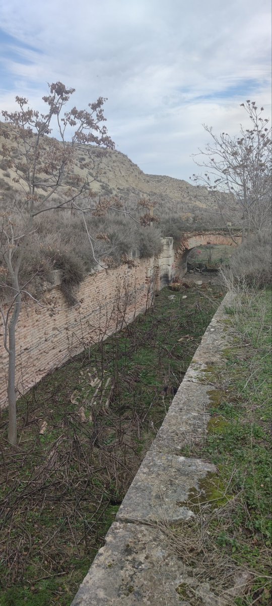 mejorporcalzada's tweet photo. El Real Canal del Manzanares conserva la décima exclusa en Getafe.  

Aquí tenéis su historia y en las fotos su estado actual.

Recuperar las sirgas y la exclusa es un bonito proyecto...

 https://t.co/0dWEsomAui https://t.co/jd2KS1erHC