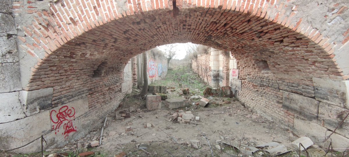 mejorporcalzada's tweet photo. El Real Canal del Manzanares conserva la décima exclusa en Getafe.  

Aquí tenéis su historia y en las fotos su estado actual.

Recuperar las sirgas y la exclusa es un bonito proyecto...

 https://t.co/0dWEsomAui https://t.co/jd2KS1erHC