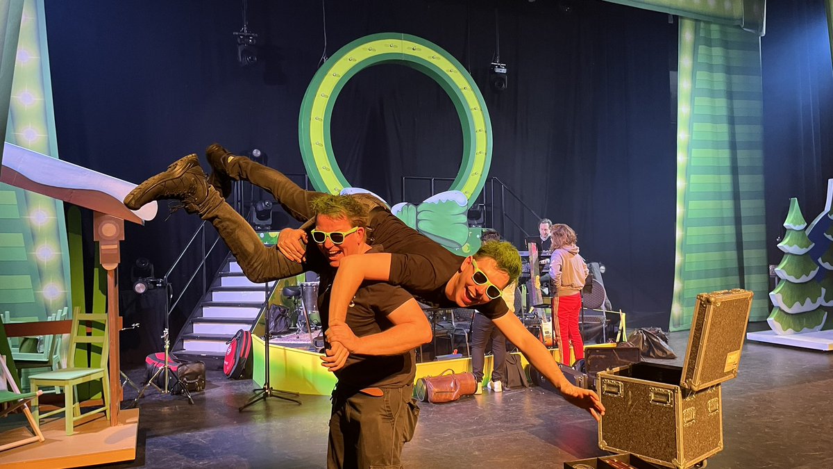 De opbouw voor de Titus &amp; Fien Winterrevue vanmiddag is in volle gang! Onze technici doen ook mee aan de Groen en Gek verkleedwedstrijd🥳✅. Wil jij nog bij deze familievoorstelling zijn? Bestel dan snel je tickets voor de voorstellingen vanmiddag via: bit.ly/3vwcZif