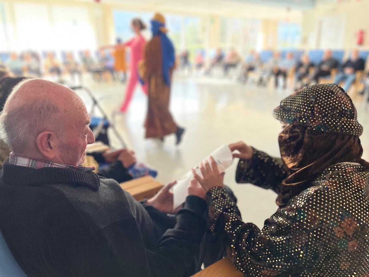 🌟Els #PatgesReials han arribat a #Besalú !
 La primera visita l'han fet a la gent gran del Centre de Serveis Edat3.
🌟Aquesta tarda a partir de les 17 h recolliran les cartes per a SSMM Reis d'Orient 👑👑👑 a la Plaça dels Claustres.
#ReisOrient2023