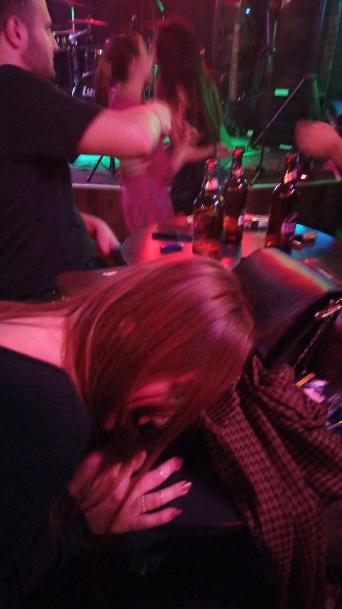 saçmalama askm benimde barda arkdslarım çok egleniirr🥳🥰😂