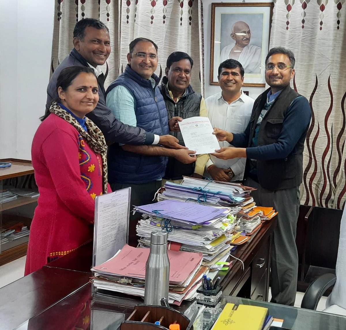 DrAshokJat's tweet photo. आज शिक्षा निदेशालय बीकानेर में उप प्राचार्य डीपीसी शीघ्र करने व 20% शेष प्रधानाचार्य के पद पर पदस्थापित होने वाले व्याख्याताओं हेतु धरना दिया। निदेशक महोदय ने 11 जनवरी तक VP डीपीसी व 17 जनवरी तक 20% वाले प्रधानाचार्य का पदस्थापन का विश्वास दिया है। 
@DrBDKallaINC
@ZahidaKhanINC https://t.co/TmXYbyv8Xl