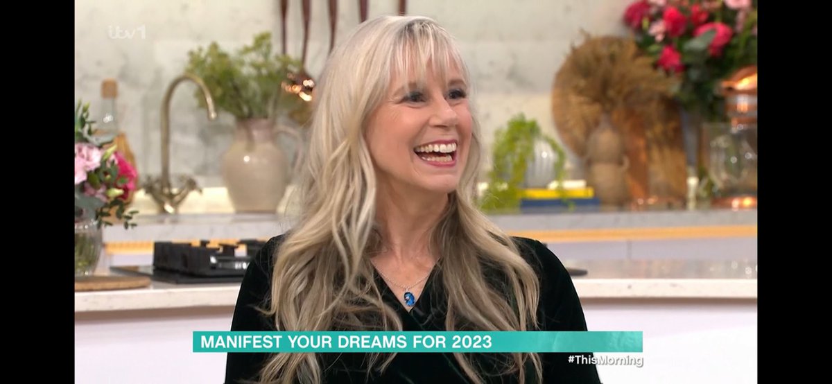 Theresa_Cheung_'s tweet image. Every day in every way be sure to impress your future self😇 Kickstarting the year with this manifesting item on ITV: This Morning. #manifestation #resolutions2023 #manifesting @HarperCollinsUK @living_pr @litagencygmc @LaurenceKingPub @IONSonline @theshiftnetwork