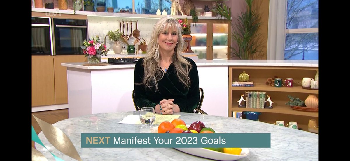 Theresa_Cheung_'s tweet image. Every day in every way be sure to impress your future self😇 Kickstarting the year with this manifesting item on ITV: This Morning. #manifestation #resolutions2023 #manifesting @HarperCollinsUK @living_pr @litagencygmc @LaurenceKingPub @IONSonline @theshiftnetwork