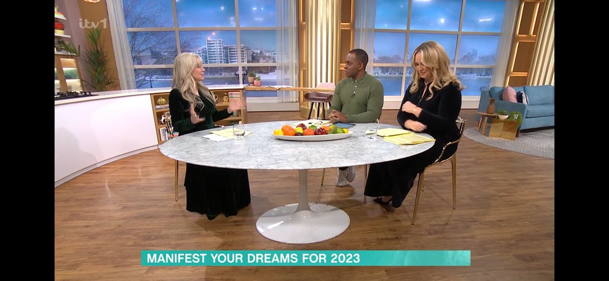 Theresa_Cheung_'s tweet image. Every day in every way be sure to impress your future self😇 Kickstarting the year with this manifesting item on ITV: This Morning. #manifestation #resolutions2023 #manifesting @HarperCollinsUK @living_pr @litagencygmc @LaurenceKingPub @IONSonline @theshiftnetwork