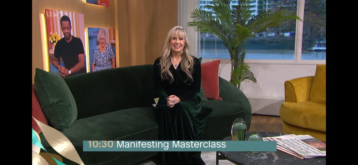 Theresa_Cheung_'s tweet image. Every day in every way be sure to impress your future self😇 Kickstarting the year with this manifesting item on ITV: This Morning. #manifestation #resolutions2023 #manifesting @HarperCollinsUK @living_pr @litagencygmc @LaurenceKingPub @IONSonline @theshiftnetwork