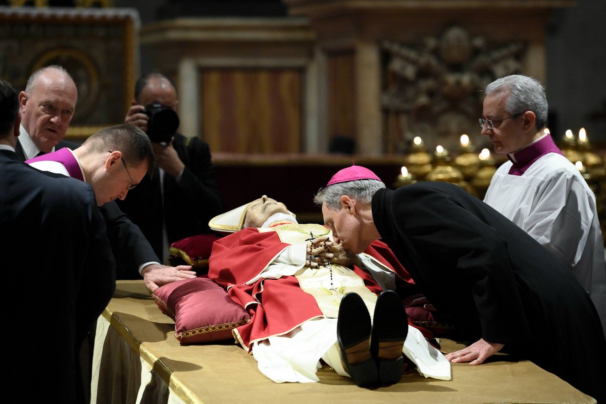 Ornat, w którym zostanie pochowany Benedykt XVI, to ta sama szata, której papież używał podczas Światowych Dni Młodzieży w Sydney w 2008 r. Przypadek czy może wola zmarłego, by jeszcze raz skierować do młodych ewangeliczne przesłanie o zwycięstwie Chrystusa nad śmiercią?