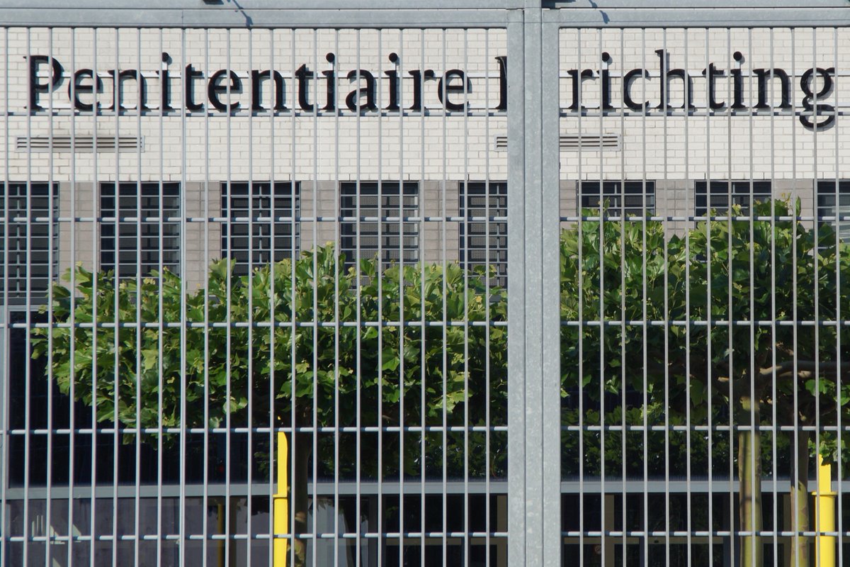 Wijziging van de Penitentiaire beginselenwet met beperkende maatregelen (maximaal 2 advocaten / visueel toezicht) zetten vrij en vertrouwelijk verkeer tussen advocaat en cliënt in EBI en PI-afdelingen voor intensief toezicht ernstig onder druk: advocatenorde.nl/nieuws/beperke…