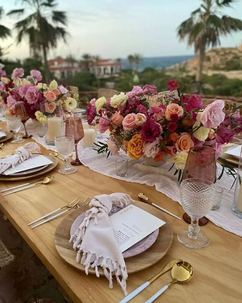 FlowersEventsLC's tweet photo. On the first #TabletopTuesday of 2023 we're fully embracing Pantone's Color of the year - Viva Magenta! Such a chic and vibrant crimson hue 🌺

#flowersandeventsloscabos #caboweddings #loscaboswedding #cabosanlucaswedding #destinationflorist #weddingsaroundtheworld #caboweddi… https://t.co/pq48tK8aKW