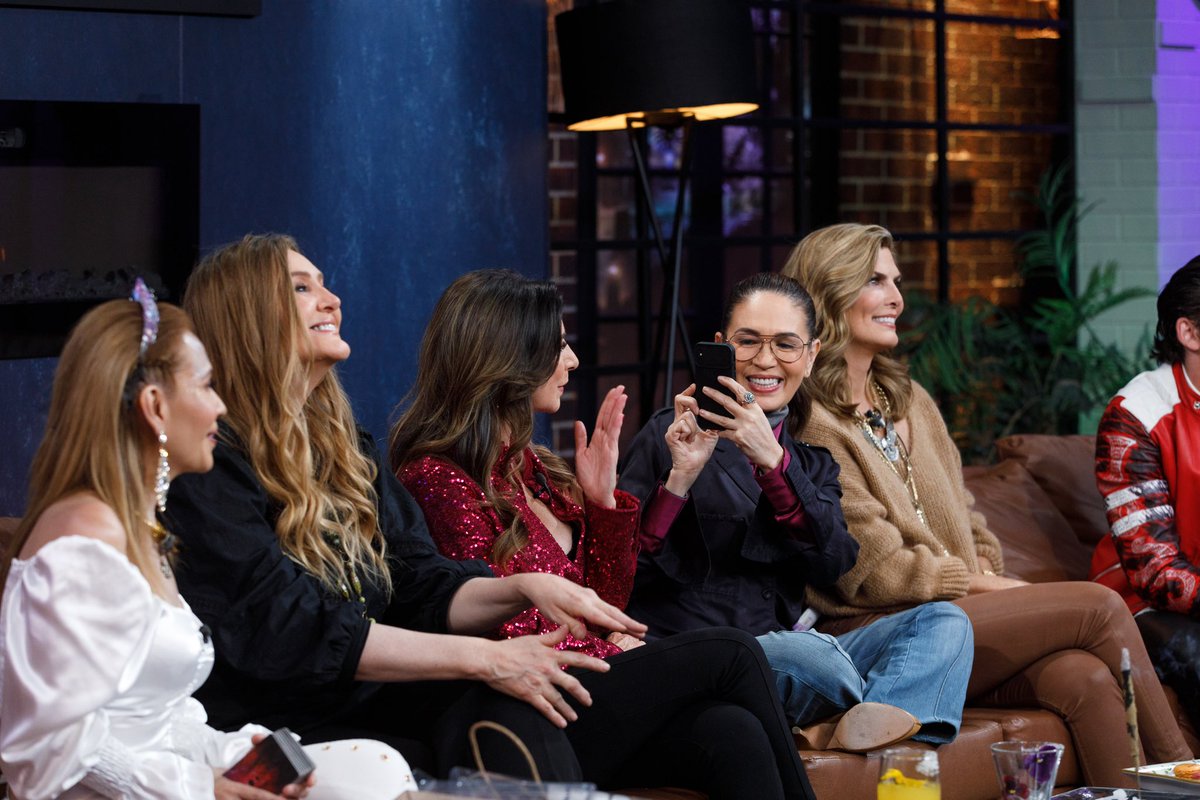 MontseYJoe's tweet photo. Tenemos todo listo para el primer programa del año, con @padmevidente y los mejores rituales para el 2023. Además: @VIVImartinez01, @AnnaCiocchetti y el debut musical de @Josskiss7. @yolandandrade y @Montserrat33 los esperan a las 9:30pm hoy martes, por @UnicableOficial https://t.co/mpqhgyn5nb