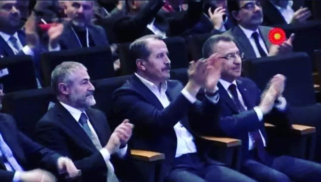 Memurlar açlık sınırına mahkum edildi. 
Asgari ücretle memur maaşları eşitlendi. Beklentimiz en az %55 iken %25 verildi ve Yetkili sendika başkanı alkışlamaktan yazık elleri yıprandı. 
Ali Yalçına yıpranma payı verilsin. 
<a href="/_aliyalcin_/">Ali YALÇIN</a> 
 #AliYalçınaYıpranma