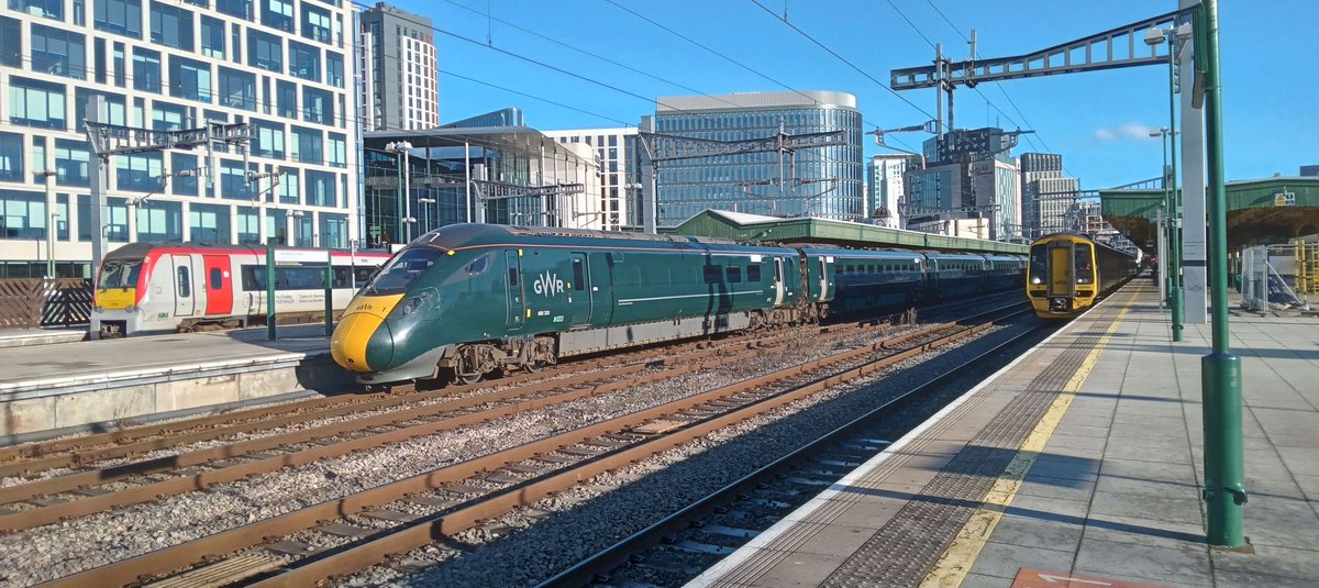 NotYOLOSmh's tweet image. A trio of trains at Cardiff Central, enjoying the sun yesterday (02/01/2023)

@tfwrail #Class175, wasn't able to get the number
@GWRHelp #Class800 800320 
@GWRHelp #Class158 158766