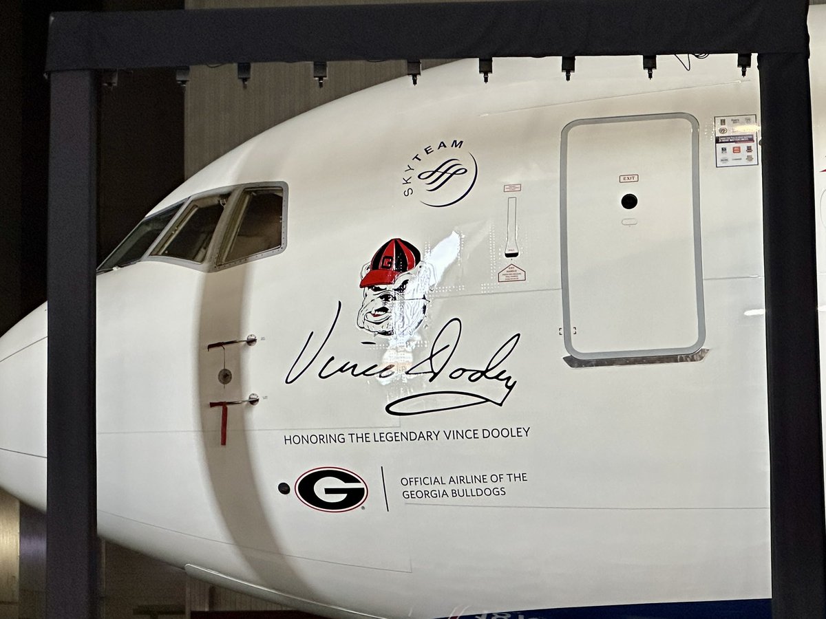 SteveGWSB's tweet image. Special dedication of @Delta airplane that will carry @UGAAthletics football team to LA for the #NationalChampionship game…honoring legendary coach Vince Dooley #GoDawgs