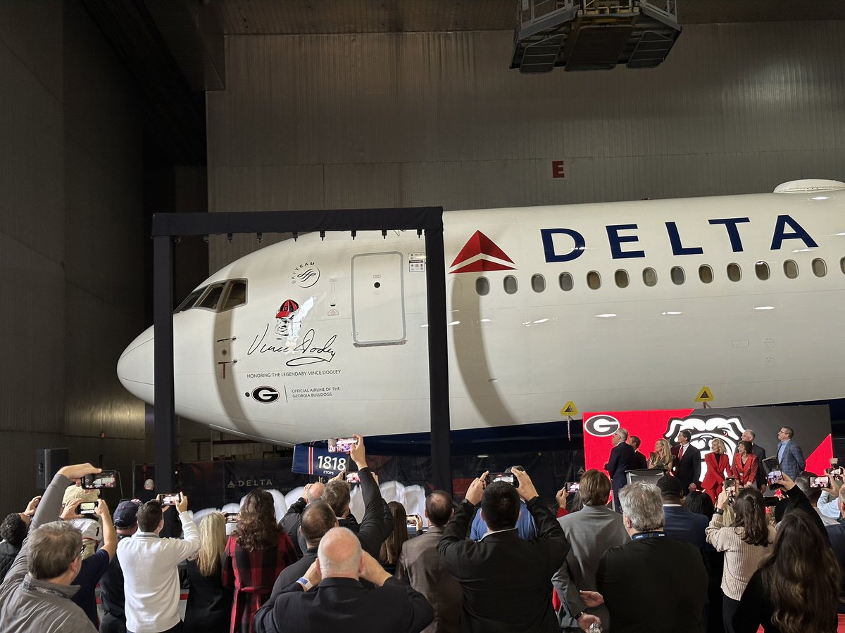 SteveGWSB's tweet image. Special dedication of @Delta airplane that will carry @UGAAthletics football team to LA for the #NationalChampionship game…honoring legendary coach Vince Dooley #GoDawgs