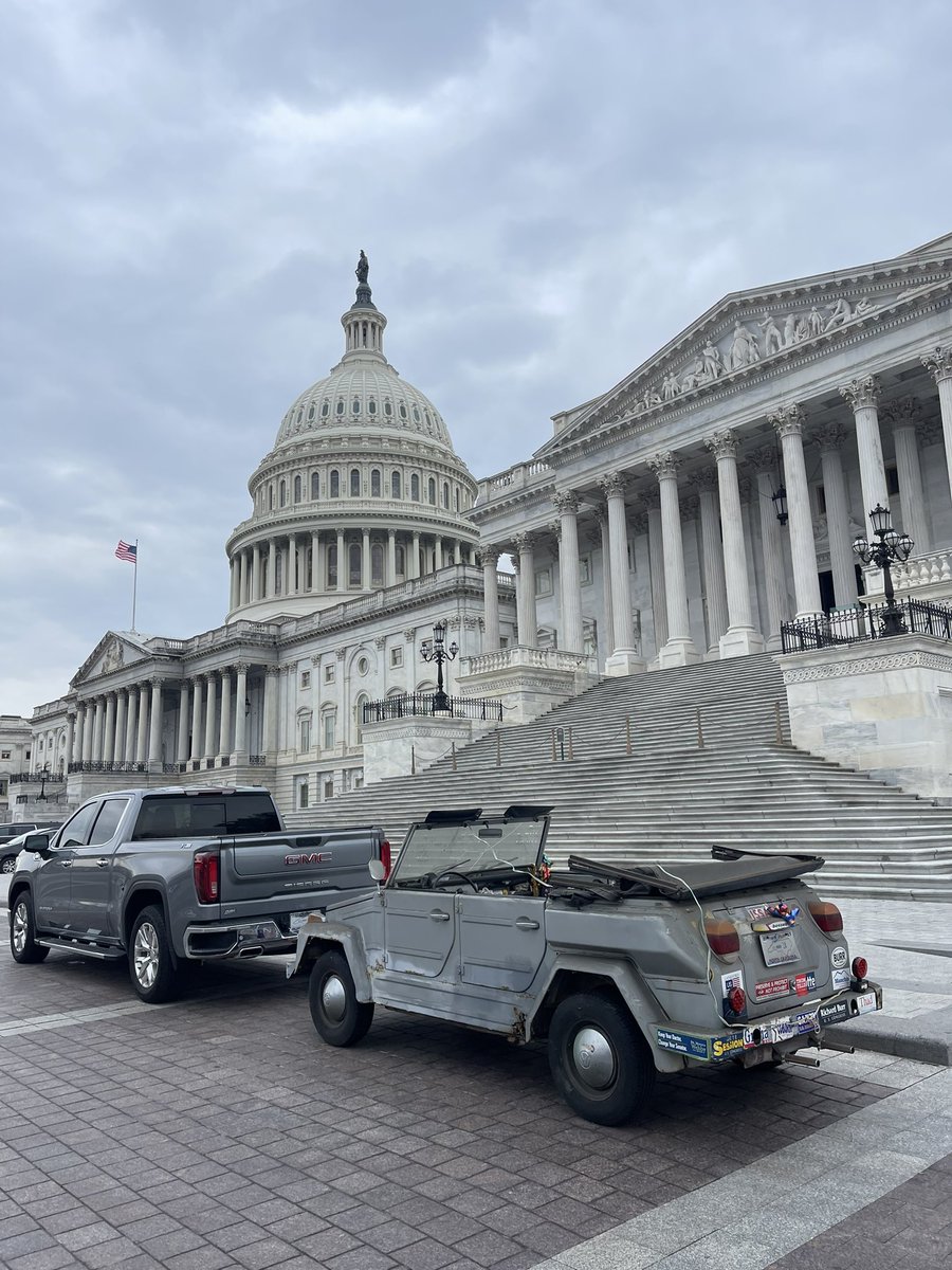 igorbobic's tweet photo. Burr’s The Thing making one last appearance on his final day as senator https://t.co/BCAzRJt3U4