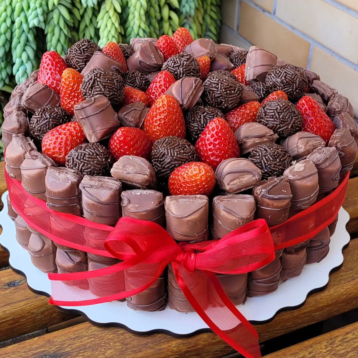 marikatdoces's tweet photo. Vamos iniciar as pontagens de bolos desse ano com esse super chocolatudo! 😍
Lateral todo coberto com Kinder Bueno, massa de baunilha recheado com ganache de chocolate meio amargo e muitos brigadeiros e morangos para decorar! ❤️
.
#bolokinderbueno #kinderbueno #marikatdoces https://t.co/anrhA6Vci8