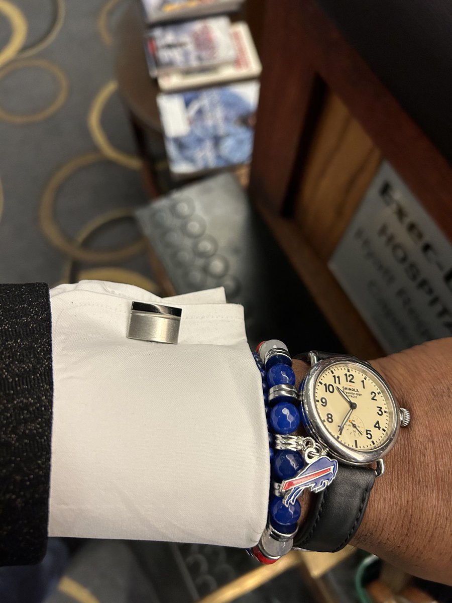 CelebBootblack's tweet photo. Prayer Works…🙏🏾
#GoBills #BillsMafia #MNF #NFL #Football #Shinola #watch #CityofBuffalo https://t.co/gJ0UHXBKDJ