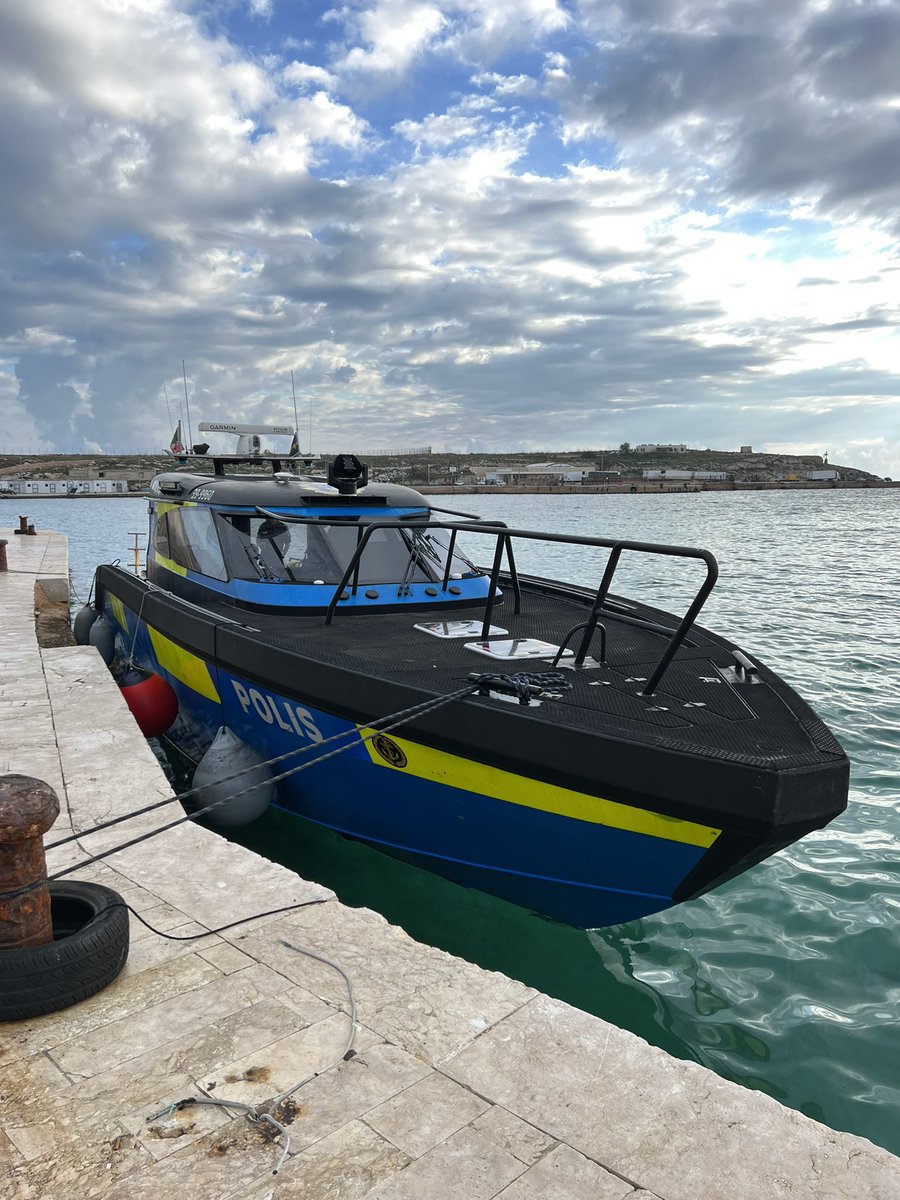 På plats/Frontex(IT).Båten på bilden bemannas av kustbevakare och polis i mixad besättning med en samverkansofficer från Guardia di Finanza.Idag(så här långt) har besättningen räddat 18 migranter i en mindre båt,ca 12 nm söder om Lampedusa.God samverkan i skarpt uppdrag! 🇸🇪⚓️🇪🇺🇮🇹