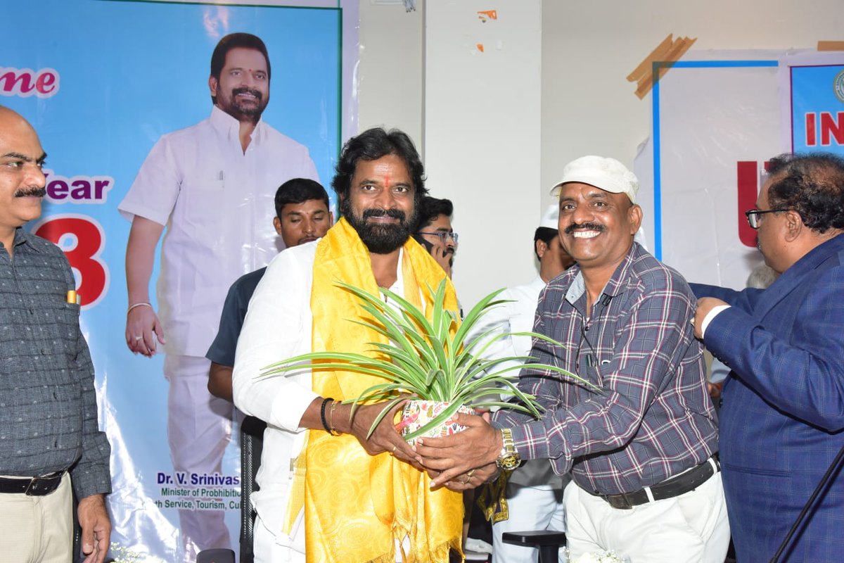 VBovolla's tweet photo. Today facilitated our honorable minister for Excise srinivas goud sir on the eve of New year 2023 Dao mahabubnagar https://t.co/ilsqL4ttt8