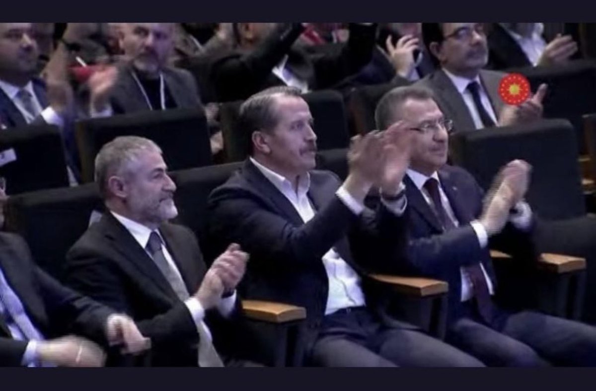 #HerseyeZamMemuraGam Seçim arefesinde milletvekilliğine oynayan, sevimli görünüp emekçilerin haklarını savunmak yerine,açıklanan zammı ayakta alkışlayarak onursuzluğunu gösteren <a href="/_aliyalcin_/">Ali YALÇIN</a> ‘ı alkışlıyor ve Sağlık çalışanları olarak <a href="/MemurSenKonf/">Memur-Sen</a>  dan istifa ediyoruz…