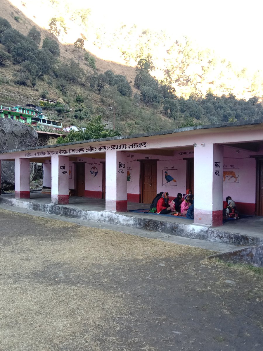 रुद्रप्रयाग के सबसे आखिरी गाँव "गोण्डार" में 40 बच्चों को शिक्षण सामग्री वितरित की गई। यहाँ तक सामान पहुंचाने के लिए 5km पैदल चलना पड़ा और आखिर में नए साल पर अचानक यूँ पढ़ाई का सामान मिलने पर उनके चेहरे पर ख़ुशी के भाव देख कर 5km पैदल चलने की जो थकावट थी वो दूर हो गयी