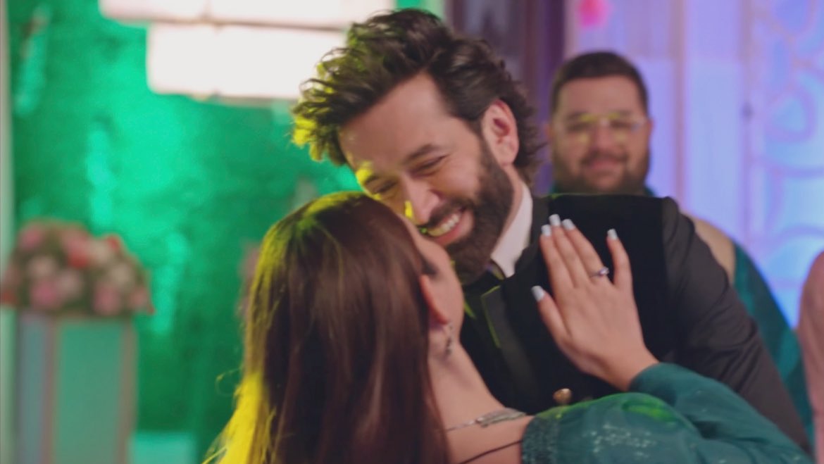 insane_speaks's tweet photo. my whole damn freaking heart!!!!!!!😭😭😭😭😭😭😭😭😭 these frames, their grins, their bliss and their happiness! This was so so heartwarming, adorable and satisfying!😭♥️Priya aur uska Prince Charming having the perfect comfortable couple dance!😭♥️
#BadeAchheLagteHain2 https://t.co/GjpRU1TOYw