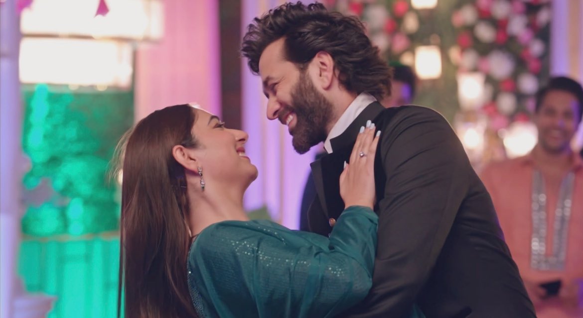 insane_speaks's tweet photo. my whole damn freaking heart!!!!!!!😭😭😭😭😭😭😭😭😭 these frames, their grins, their bliss and their happiness! This was so so heartwarming, adorable and satisfying!😭♥️Priya aur uska Prince Charming having the perfect comfortable couple dance!😭♥️
#BadeAchheLagteHain2 https://t.co/GjpRU1TOYw