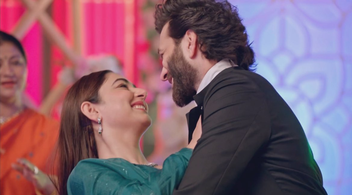 insane_speaks's tweet photo. my whole damn freaking heart!!!!!!!😭😭😭😭😭😭😭😭😭 these frames, their grins, their bliss and their happiness! This was so so heartwarming, adorable and satisfying!😭♥️Priya aur uska Prince Charming having the perfect comfortable couple dance!😭♥️
#BadeAchheLagteHain2 https://t.co/GjpRU1TOYw