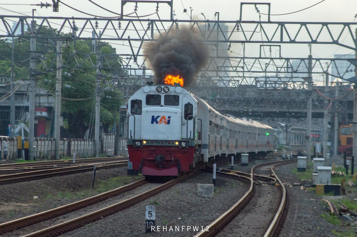 Bakar Bakar Tahun Baru
🚂 CC 201 83 25 PWT -> KA 7034A
📅 1 Januari 2023
📌 -
•
•
#railfansnusantara12 #railfansnusantara #presetlightroom #kai121 #sahabatkai #sahabatsepur #kaiuntukindonesia #kaiuntuknegeri #ayonaikkereta #ayofotokereta #keretaapiindonesia #railfans