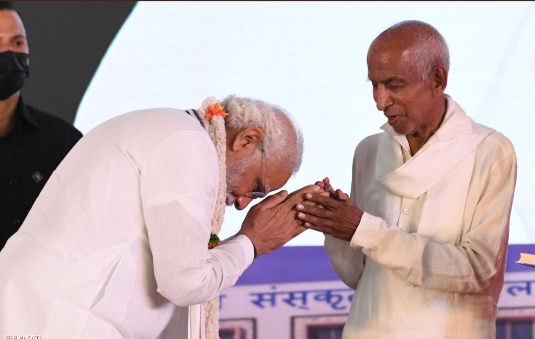 sharanpaspool18's tweet photo. Sad to know that we lost Parampujya  Sri Siddheshwar   Swami Ji 🙏🙏
@mallikaravind https://t.co/IgmJQ5vTde