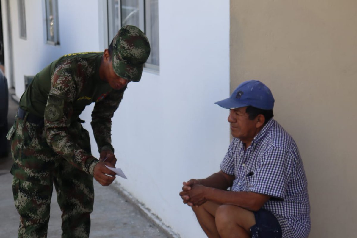 Ejercito_Div6's tweet photo. El Batallón de Apoyos y Servicios para el Combate N.º 27 realiza campaña preventiva al no reclutamiento forzado de niños, niñas y adolescentes en el Barrio la Independencia de Mocoa #Putumayo, invitando a la comunidad a denunciar en la Línea 147 del @GaulaMilitares.

#PlanPerseo https://t.co/52mGI4DdT2