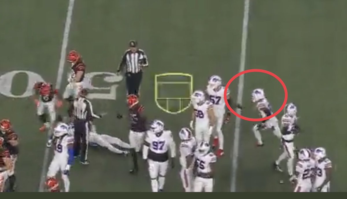 OllieLove44's tweet photo. Dane Jackson childhood friend of Damar Hamlin who suffered a horrific neck injury this season
Waits—-to make sure his friend is okay after tackle and immediately sprints as Damar goes down.
May we all be blessed with a friend like this ♥️
#DamarHamlin 🙏🏻♥️
#DaneJackson🙏🏻♥️ https://t.co/D044bWJP5q