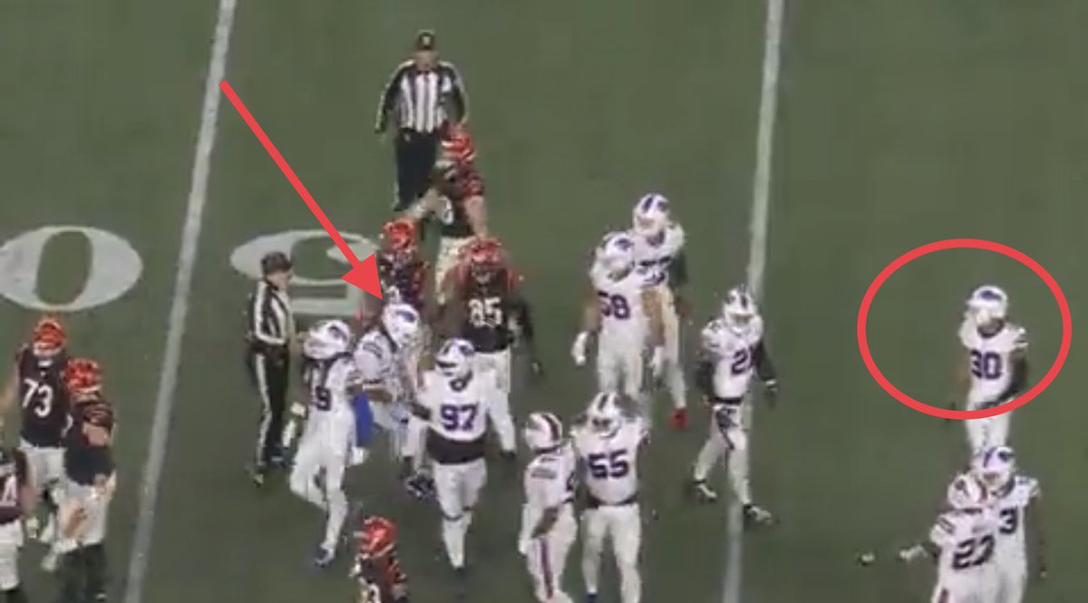 OllieLove44's tweet photo. Dane Jackson childhood friend of Damar Hamlin who suffered a horrific neck injury this season
Waits—-to make sure his friend is okay after tackle and immediately sprints as Damar goes down.
May we all be blessed with a friend like this ♥️
#DamarHamlin 🙏🏻♥️
#DaneJackson🙏🏻♥️ https://t.co/D044bWJP5q